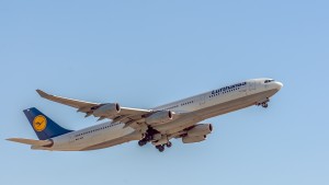 Airbus A340-313 (D-AIGN) der Lufthansa am Flughafen München