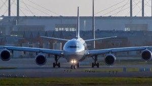 Airbus A340-642X (D-AIHQ) der Lufthansa am Flughafen München Startposition