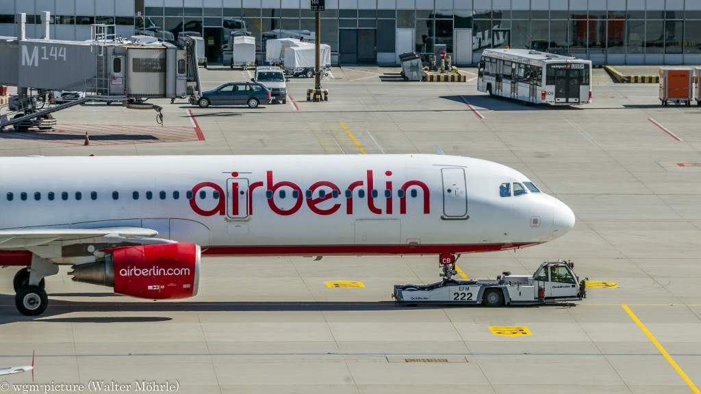 Arbus A321 am Pusher Airbus A321-211 der Air Berlin am Flughafen München