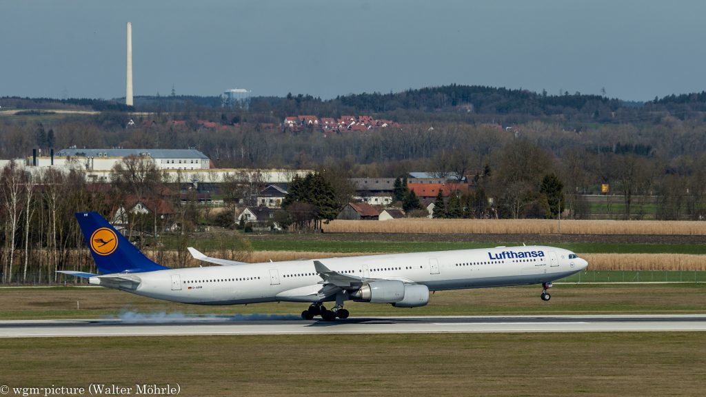Häuptling "Rauchende Reifen" Airbus A340-642X (D-AIHW) der Lufthansa am Flughafen München